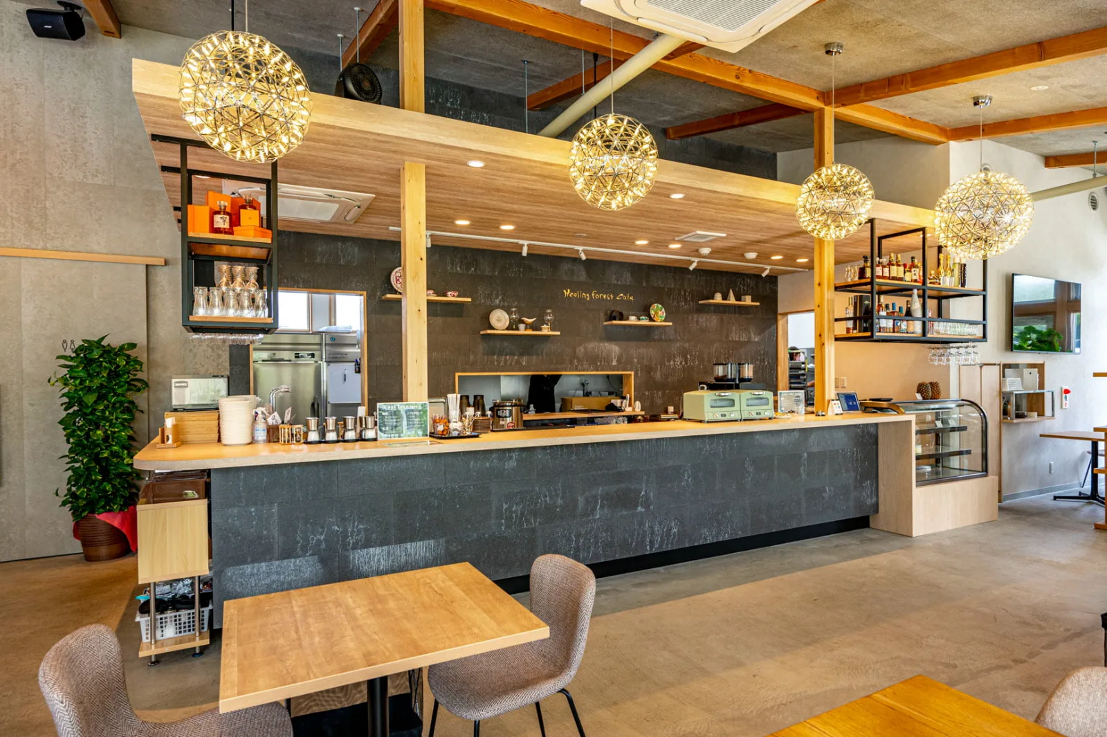 プールとガーデンのあるヒーリングフォレストカフェの店内