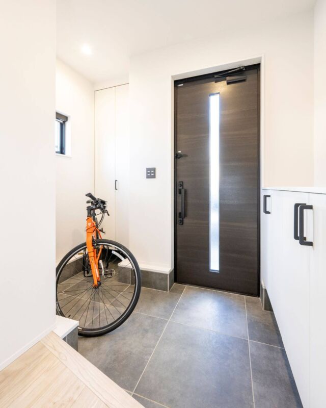 .
自転車も置ける広々玄関。
限られた空間を広く感じられるように、框を斜めにデザインしました。
ひと工夫することで、自転車を置いても狭さを感じさません。

また、玄関近くに洗面所を配置することで、帰宅後すぐに手を洗えるので衛生面も◎
------------------------
MORE PHOTO
>>> @nikkenhomes.co.jp
------------------------
．
#注文住宅 #住宅 #新築注文住宅 #新築 #一戸建て #マイホーム 
#工務店 #住まい #一宮注文住宅 #暮らし #家 #日々 #暮らしをたのしむ #愛知 #一宮 #ニッケンホーム #日建ホームズ #広々玄関 #玄関 #玄関収納 #玄関手洗い #自転車置き場